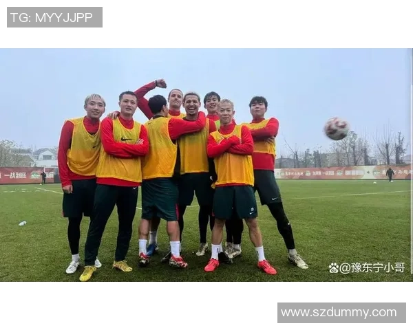 足球明星积极参与合拍活动展现亲民形象与球迷互动新风尚 足球明星积极参与合拍活动展现亲民形象与球迷互动新风尚